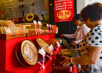 Para pembeli memilih kue bulan di sebuah toko kue bulan ala Hainan di Haikou, ibu kota Provinsi Hainan, China selatan, pada 19 September 2021. (Xinhua/Zhou Jiayi)