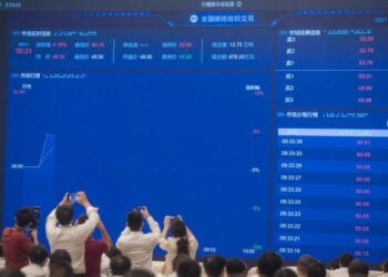 Foto yang diabadikan pada 16 Juli 2021 ini menunjukkan layar yang menampilkan informasi waktu nyata (real time) perdagangan emisi karbon nasional di Wuhan, Provinsi Hubei, China tengah. (Xinhua/Xiao Yijiu)