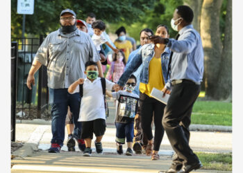 Sebuah keluarga datang pada hari pertama sekolah tatap muka di Philip Rogers Elementary School di Chicago, Amerika Serikat, pada 30 Agustus 2021. (Xinhua/Joel Lerner)