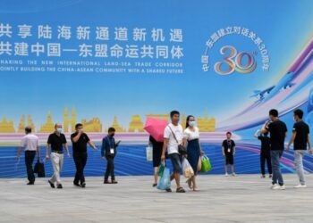 Orang-orang berjalan keluar dari venue China-ASEAN Expo ke-18 di Nanning, ibu kota Daerah Otonom Etnis Zhuang Guangxi, China selatan, pada 13 September 2021. (Xinhua/Lu Boan)