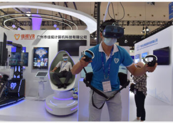 Seorang peserta pameran memeragakan sebuah perangkat realitas virtual (virtual reality/VR) di China-ASEAN Expo ke-18 di Nanning, ibu kota Daerah Otonom Etnis Zhuang Guangxi, China selatan, pada 11 September 2021. (Xinhua/Liu Lingyi)