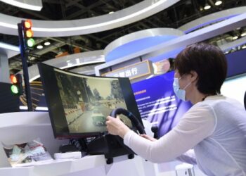 Seorang pengunjung menjajal teknologi mengemudi cerdas dalam Pameran Perdagangan Jasa Internasional China (China International Fair for Trade in Services/CIFTIS) 2021 di Beijing, ibu kota China, pada 7 September 2021.(Xinhua/Wu Wei)