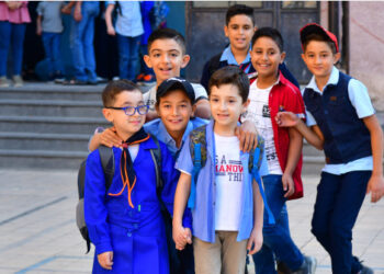 Anak-anak terlihat di sekolah pada hari pertama tahun ajaran baru di Damaskus, Suriah, pada 5 September 2021. (Xinhua/Ammar Safarjalani)