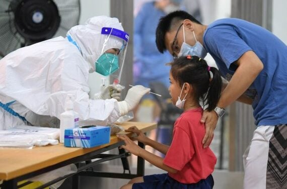 Seorang tenaga kesehatan mengambil sampel usap (swab) untuk tes asam nukleat di Distrik Liwan di Guangzhou, Provinsi Guangdong, China selatan, pada 26 Mei 2021. (Xinhua/Deng Hua)
