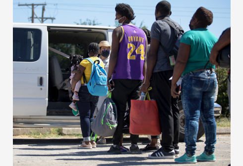 Para migran Haiti yang mencari suaka mengantre untuk masuk ke sebuah mobil van yang akan membawa mereka dari Del Rio, Texas, Amerika Serikat (AS), pada 24 September 2021. (Xinhua/Nick Wagner)