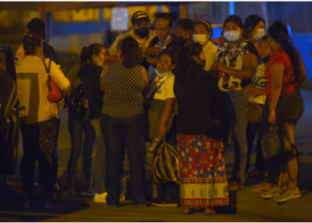 Orang-orang berkumpul di luar Lembaga Pemasyarakatan Litoral untuk menunggu informasi tentang kerabat mereka usai terjadinya kerusuhan di Guayaquil, Ekuador, pada 29 September 2021. (Xinhua/Marcos Pin)