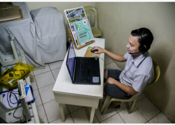 Calvin Errol Alcantara, seorang guru, duduk di depan laptopnya saat berkomunikasi dengan murid-muridnya di rumah pada hari pertama kegiatan belajar mengajar di Manila, Filipina, pada 13 September 2021. (Xinhua/Rouelle Umali)