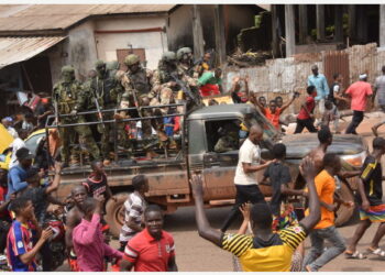 Kerumunan warga terlihat di sekeliling pasukan khusus Guinea di Conakry, Guinea, pada 6 September 2021. (Xinhua)