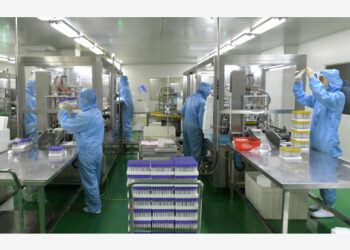 Para staf bekerja di sebuah perusahaan material kemasan farmasi di wilayah Cangxian, Provinsi Hebei, China utara, pada 9 September 2021. (Xinhua/Luo Xuefeng)