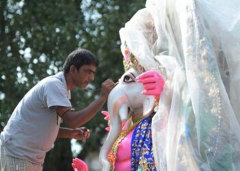 Seorang pria membuat patung Dewa Ganesha menjelang festival Ganesh Puja di Agartala, ibu kota Negara Bagian Tripura, India timur laut, pada 9 September 2021. (Xinhua/Str)