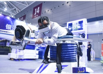 Seorang pengunjung menjajal permainan realitas virtual (virtual reality/VR) dalam ajang Pameran Industri Budaya Internasional (International Cultural Industries Fair/ICIF) (Shenzhen) China ke-17 di Shenzhen, Provinsi Guangdong, China selatan, pada 23 September 2021. (Xinhua/Mao Siqian)