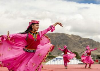 Para penampil menari dalam kegiatan budaya Festival Perahu Naga di sebuah taman pameran warisan budaya takbenda di Wilayah Otonom Etnis Tajik Taxkorgan, Daerah Otonom Uighur Xinjiang, China barat laut, pada 25 Juni 2020. (Xinhua/Hu Huhu)