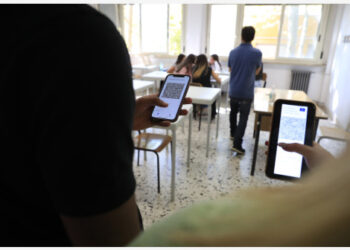 Para siswa menunjukkan Green Pass mereka di sebuah sekolah menengah atas di Roma, Italia, pada 13 September 2021. (Xinhua/Alberto Lingria)