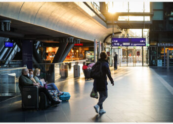 Para penumpang terlihat di Stasiun Kereta Pusat Berlin di Berlin, Jerman, pada 2 September 2021. (Xinhua/Stefan Zeitz)