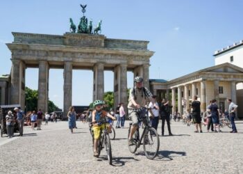 Orang-orang terlihat di Gerbang Brandenburg di Berlin, Jerman, pada 5 Juni 2021. (Xinhua/Stefan Zeitz)