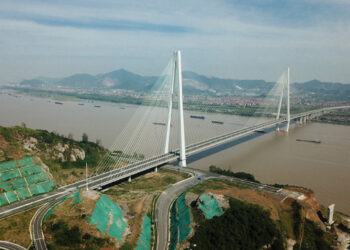 Foto dari udara yang diabadikan pada 25 September 2021 ini menunjukkan jembatan jalan Sungai Yangtze Wuxue. (Xinhua/Cheng Min)