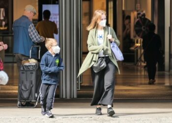 Para pelanggan yang mengenakan masker berjalan keluar dari sebuah toko di Berlin, ibu kota Jerman, pada 5 Agustus 2021. (Xinhua/Stefan Zeitz)