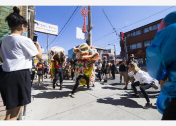 Orang-orang menampilkan tarian barongsai di kawasan Pecinan di Toronto, Kanada, pada 18 September 2021. Parade tarian barongsai tradisional diadakan di Toronto pada Sabtu (18/9) untuk merayakan Festival Pertengahan Musim Gugur yang akan segera tiba. (Xinhua/Zou Zheng)
