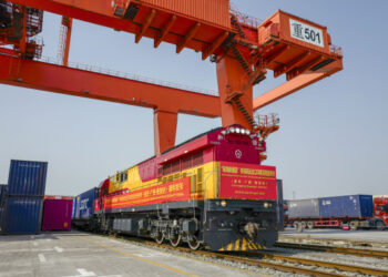 Kereta kargo darat-laut dari Koridor Perdagangan Darat-Laut Internasional Baru tujuan Indonesia menunggu keberangkatan di Chongqing, China barat daya, pada 26 April 2019. (Xinhua/Liu Chan)