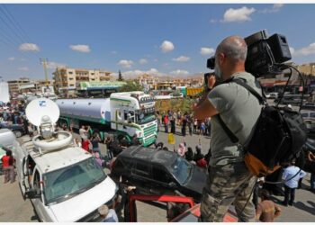 Orang-orang menyambut kedatangan sejumlah truk tangki yang mengangkut bahan bakar minyak asal Iran di Bekaa, Lebanon, pada 16 September 2021. (Xinhua/Bilal Jawich)