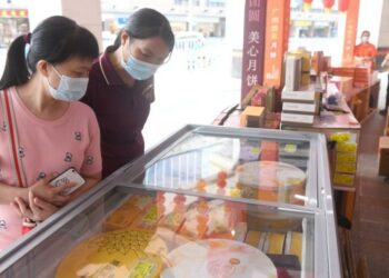 Foto yang diabadikan pada 15 September 2021 ini menunjukkan para konsumen sedang memilih kue bulan kristal di Guangzhou, ibu kota Provinsi Guangdong, China selatan. (Xinhua/Lu Hanxin)