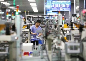 Seorang staf bekerja di sebuah bengkel kerja pabrik oven microwave milik Midea Group, raksasa peralatan rumah tangga asal China, di Kota Foshan, Provinsi Guangdong, China selatan, pada 1 April 2021. (Xinhua/Li Jiale)