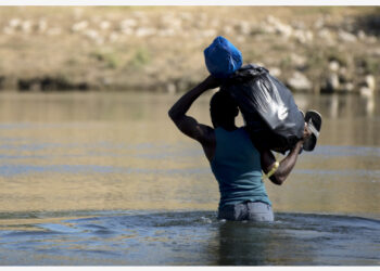 Seorang migran asal Haiti berupaya menyeberangi Sungai Rio Grande untuk memasuki Amerika Serikat (AS) dari Ciudad Acuna, Meksiko, pada 25 September 2021. Penangkapan di perbatasan AS-Meksiko dilaporkan tetap berada di level tertinggi dalam lebih dari dua dekade, dengan 208.000 lebih tercatat pada bulan Agustus saja. (Xinhua/Nick Wagner)
