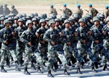 Pasukan Tentara Pembebasan Rakyat China berpartisipasi dalam upacara pembukaan latihan gabungan bernama sandi "Misi Perdamaian 2014" yang melibatkan negara-negara anggota Organisasi Kerja Sama Shanghai (Shanghai Cooperation Organization/SCO) di Zhurihe, Daerah Otonom Mongolia Dalam, China utara, pada 24 Agustus 2014. (Xinhua/Zhang Ling)