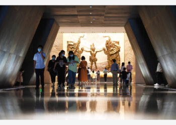 Orang-orang mengunjungi Museum Henan di Zhengzhou, Provinsi Henan, China tengah, pada 20 September 2021. (Xinhua/Zhang Haoran)