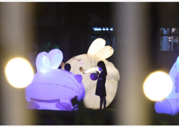 Anak-anak bermain di sekitar instalasi lampion kelinci giok (jade rabbit) yang dipasang sebagai bagian dari perayaan Festival Pertengahan Musim Gugur di Singapura pada 30 Agustus 2021. (Xinhua/Then Chih Wey)
