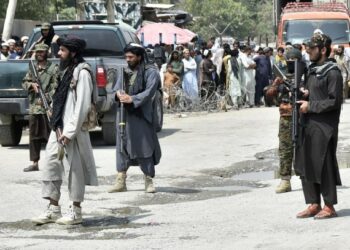Anggota Taliban Afghanistan berpatroli di perbatasan sisi Afghanistan di dekat titik perlintasan perbatasan Torkham antara Pakistan dan Afghanistan pada 5 September 2021. (Xinhua/Saeed Ahmad)