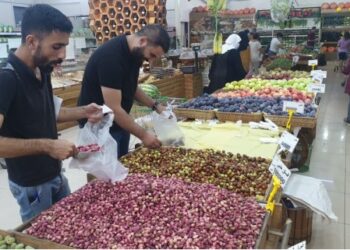 Seorang pria membeli kacang pistachio segar di sebuah toko buah dan sayuran di Kota Nabatiyeh, Lebanon selatan, pada 27 Agustus 2021. (Xinhua/Taher Abu Hamdan)