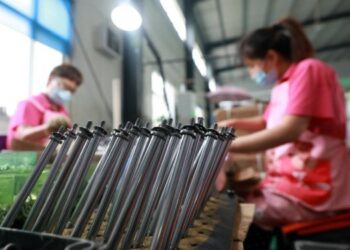 Para pekerja membuat suku cadang kendaraan di sebuah perusahaan manufaktur di Distrik Renze, Xingtai, Provinsi Hebei, China utara, pada 3 Agustus 2021. (Xinhua/Luo Xuefeng)