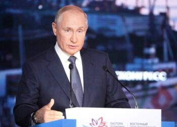 Presiden Rusia Vladimir Putin berpidato pada sesi pleno Forum Ekonomi Timur (Eastern Economic Forum) keenam di Vladivostok, Rusia, pada 3 September 2021. (Xinhua/Foto Kremlin)