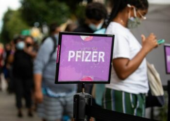 Orang-orang mengantre untuk mendapatkan vaksin COVID-19 Pfizer/BioNTech di sebuah klinik vaksin keliling di wilayah Brooklyn, New York, Amerika Serikat, pada 23 Agustus 2021. (Xinhua/Michael Nagle)