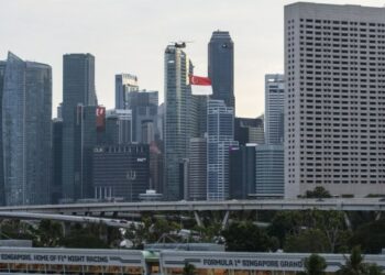 Helikopter terbang melintas dengan membawa bendera nasional Singapura sebagai bagian dari pertunjukan udara dalam Parade Hari Nasional di Marina Bay, Singapura, pada 21 Agustus 2021. (Xinhua/Then Chih Wey)