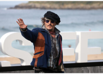 Aktor Johnny Depp menghadiri Festival Film Internasional San Sebastian ke-69 di San Sebastian, Spanyol, pada 22 September 2021. (Xinhua/Isabel Infantes)