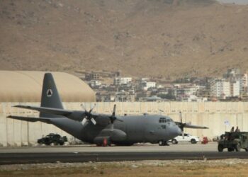Foto yang diabadikan pada 31 Agustus 2021 ini menunjukkan sebuah pesawat militer di bandara Kabul, ibu kota Afghanistan. (Xinhua/Saifurahman Safi)