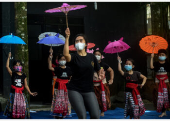 Anak-anak yang memakai masker berlatih tari tradisional sebagai persiapan untuk mengikuti kompetisi tari virtual nasional di Rumah Budaya Nusantara (RBN) Puspo Budoyo di Ciputat, Tangerang Selatan, Provinsi Banten, pada 5 September 2021. (Xinhua/Agung Kuncahya B.)