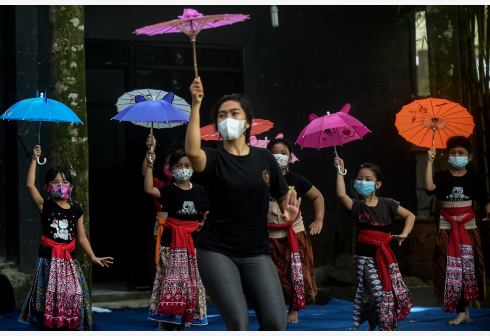Anak-anak yang memakai masker berlatih tari tradisional sebagai persiapan untuk mengikuti kompetisi tari virtual nasional di Rumah Budaya Nusantara (RBN) Puspo Budoyo di Ciputat, Tangerang Selatan, Provinsi Banten, pada 5 September 2021. (Xinhua/Agung Kuncahya B.)