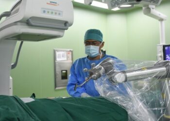 Sebuah robot bedah ortopedi dioperasikan di Rumah Sakit Haidian di Beijing, ibu kota China, pada 3 Agustus 2021. (Xinhua/Ren Chao)