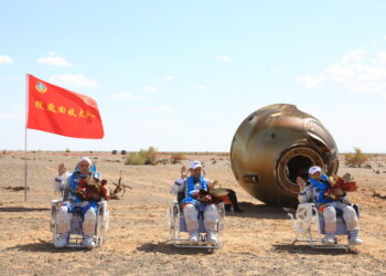 Astronaut Nie Haisheng (tengah), Liu Boming (kanan), dan Tang Hongbo melambaikan tangan di situs pendaratan Dongfeng di Daerah Otonom Mongolia Dalam, China utara, pada 17 September 2021. Ketiga astronaut China itu, kelompok astronaut pertama yang dikirim ke orbit untuk pembangunan stasiun luar angkasa, telah merampungkan misi selama tiga bulan mereka dan kembali ke Bumi dengan selamat pada Jumat (17/9). (Xinhua/Ju Zhenhua)
