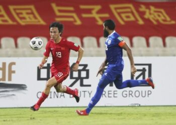 Pemain China Yin Hongbo (kiri) menggiring bola melewati pemain Maladewa Abdull Gani dalam partai Grup A di kualifikasi gabungan Piala Dunia FIFA 2022 zona Asia dan Piala Asia AFC 2023 China di Sharjah, Uni Emirat Arab (UEA), pada 11 Juni 2021. (Xinhua)