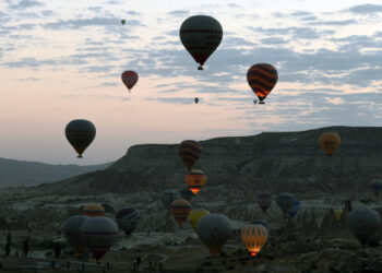 Balon-balon udara panas terbang di atas Cappadocia, Turki, pada 20 September 2021. (Xinhua/Mustafa Kaya)