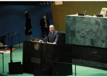 Sekretaris Jenderal PBB Antonio Guterres (depan) menyampaikan pidato pada SDG Moment (Momen Tujuan Pembangunan Berkelanjutan/SDG) kedua di Aula Sidang Umum di markas besar PBB, New York, pada 20 September 2021. Acara tingkat tinggi ini diselenggarakan untuk mendorong aksi global menuju Agenda 2030. Guterres pada Senin (20/9) menyerukan lebih banyak upaya untuk membawa SDG kembali ke jalurnya. (Xinhua/Xie E)