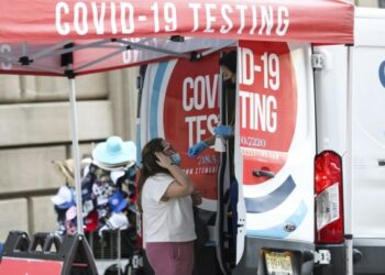 Seorang wanita menjalani tes COVID-19 di sebuah lokasi tes keliling di New York, Amerika Serikat, pada 6 September 2021. (Xinhua/Wang Ying)