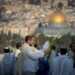 Pria-pria Yahudi yang mengenakan selendang doa melaksanakan ibadah Hoshana Rabbah pada hari ke-7 Sukkot di Bukit Zaitun, yang menghadap ke Kota Tua Yerusalem, pada 27 September 2021. (Xinhua/JINI)
