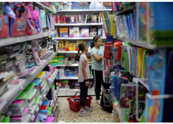 Anak-anak berbelanja perlengkapan sekolah menjelang tahun ajaran baru di Yerusalem pada 30 Agustus 2021. Tahun ajaran baru akan dimulai pada 1 September di Yerusalem. (Xinhua/Muammar Awad)