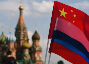 Bendera nasional China dan Rusia terlihat di Lapangan Merah, Moskow. (Xinhua)