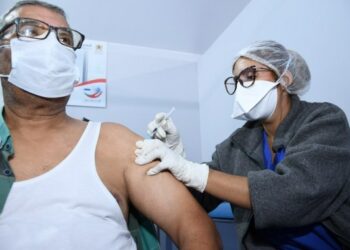 Seorang pria menerima dosis ketiga vaksin COVID-19 di Sale, Maroko, pada 9 Oktober 2021. (Xinhua/Chadi)
